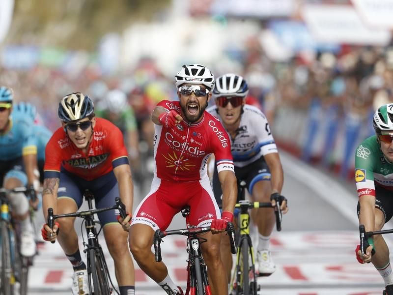 Der Franzose Nacer Bouhanni jubelt, nachdem er die Ziellinie der 6. Etappe als Erster überquert. Foto: Yuzuru Sunada/BELGA