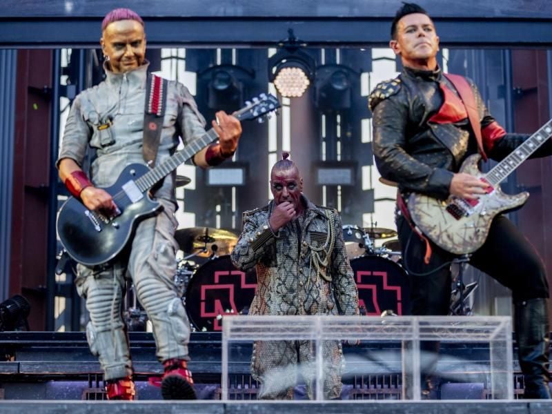 Paul Landers, Rhythmusgitarrist von Rammstein (l-r), Till Lindemann, Frontsänger, und Richard Kruspe, Leadgitarrist von Rammstein kündigen neue Live-Termine an. Foto: Christoph Soeder/dpa