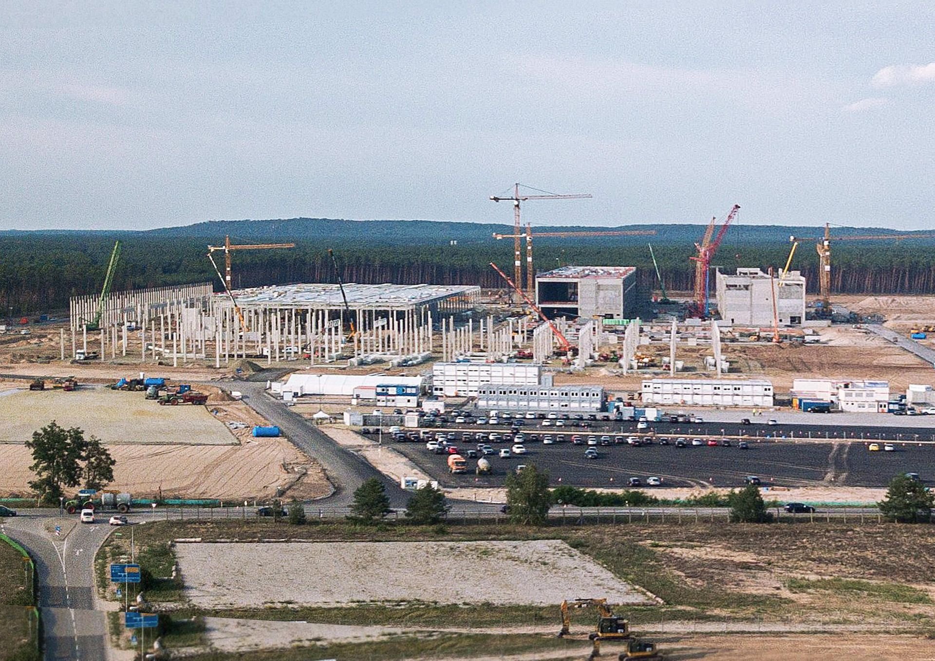 Blick über die Baustelle der Tesla Giga-Factory im brandenburgischen Grünheide bei Berlin. Die Ansiedlung gehört zu den Leuchtturmprojekten in Ostdeutschland.