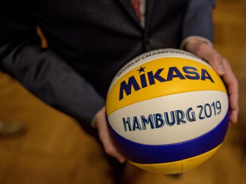 Hamburgs Erster Bürgermeister Peter Tschentscher hat die Beachvolleyball-WM 2019 eröffnet. Foto: Axel Heimken