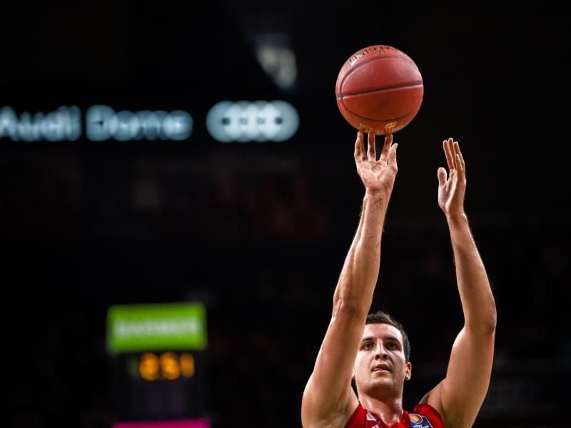 „Wir haben zu viele kleine Fehler gemacht”: Paul Zipser kassiert mit den Bayern in der Euroleague eine Niederlage gegen ZSKA Moskau. Foto: Lino Mirgeler/dpa