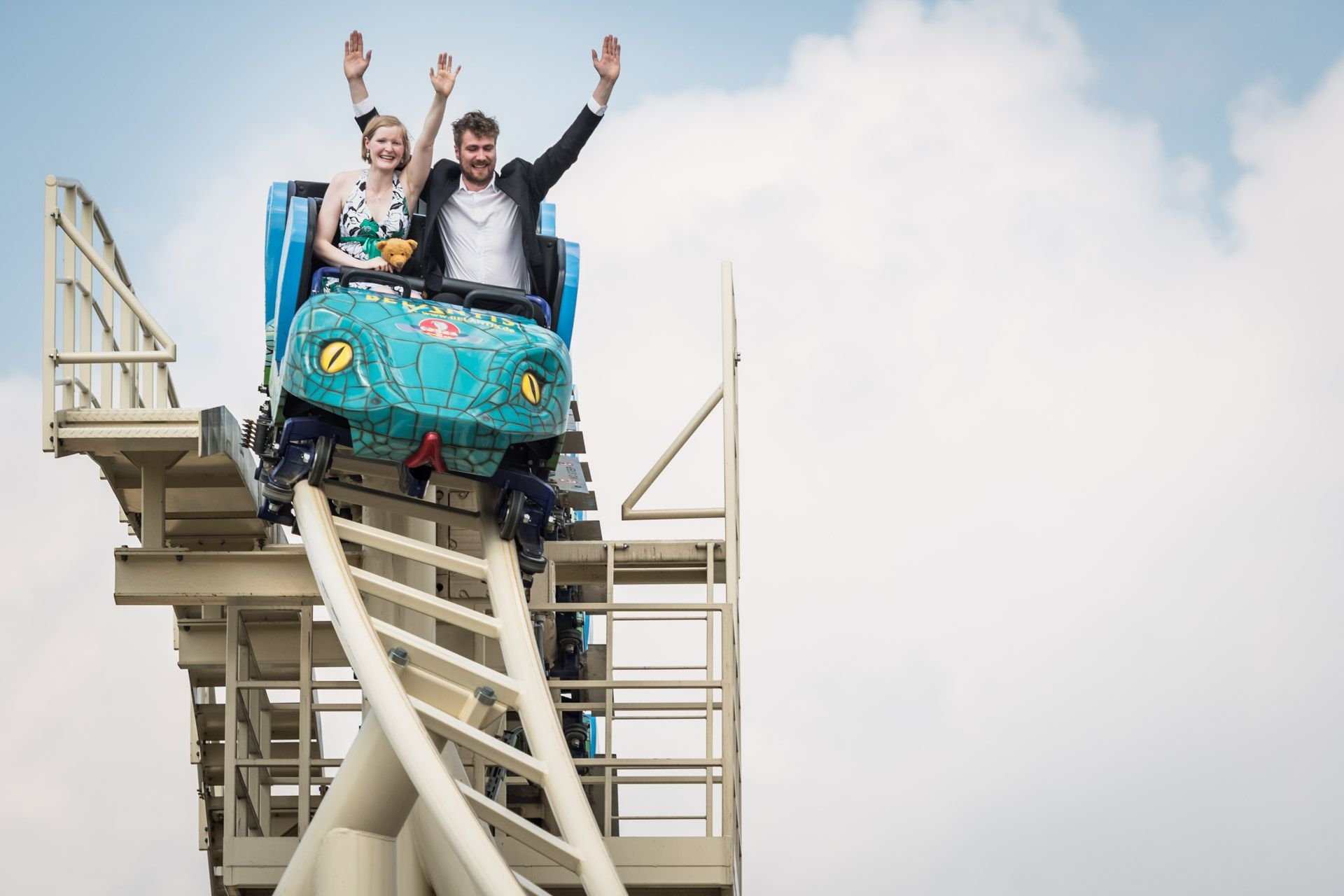 Maxim von Gagern machte seiner Freundin Stephanie Heilig auf der Achterbahn im Leipziger Freizeitpark Belantis einen Antrag.