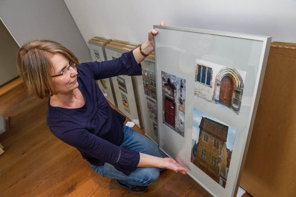 Naumburgs Museumsmitarbeiterin Yvonne Fiedler bereitet die Ausstellung der Schülerfotografien zur Hege-Schau im Schlösschen vor.