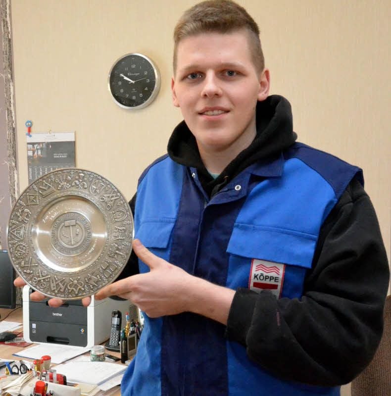 Der Annaburger Philipp Bockelmann hat seine Lehre zum Anlagenmechaniker für Heizung, Sanitär und Klimatechnik mit der Note 1,5 abgeschlossen. Von seinem ersten Lohn schmeißt er in der Firma eine Runde.