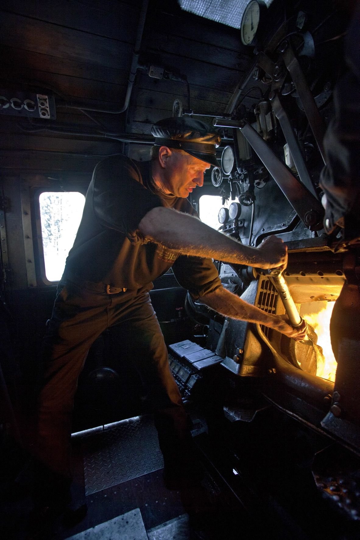 Heiß, heißer, Heizer: Ein Mann schippt mit einer Schaufel Steinkohle in den Kessel einer Dampflokomotive der Harzer Schmalspurbahnen.