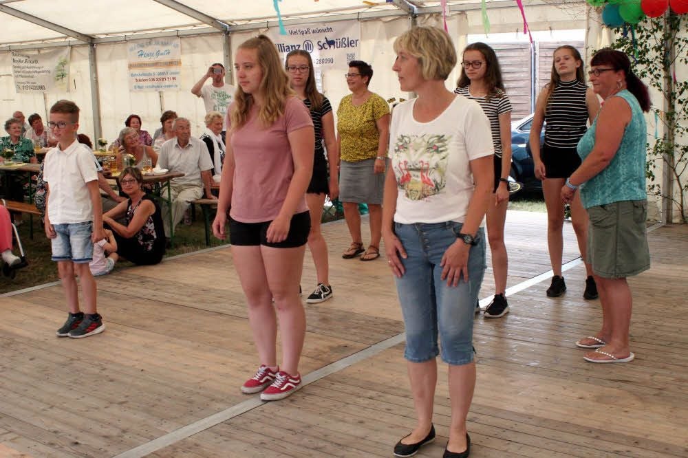 Beim Tanz-Flashmob zu „Shotgun“ konnte jeder mitmachen, der wollte. Ähnlich einem Linedance bewegte man sich schreitend in der Gruppe.