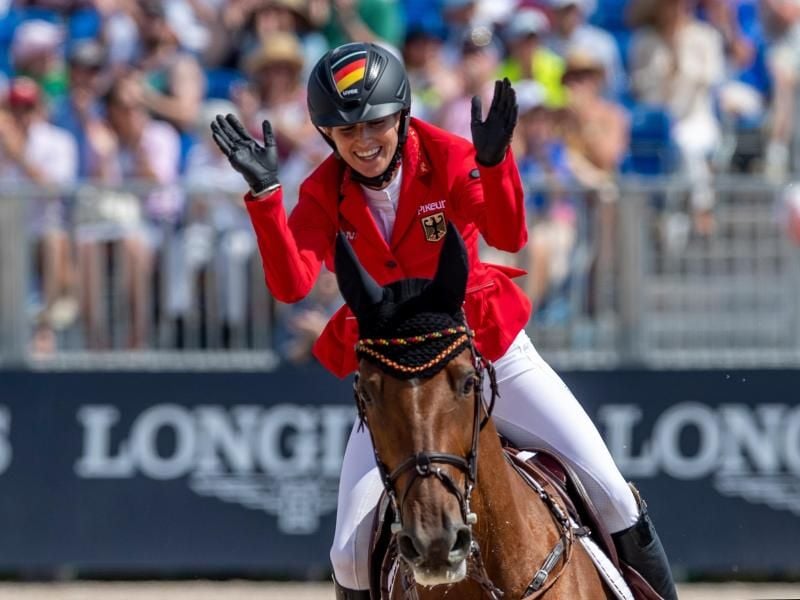 Simone Blum feiert auf ihrem Pferd Alice ihre Goldmedaille. Foto: Dirk Caremans