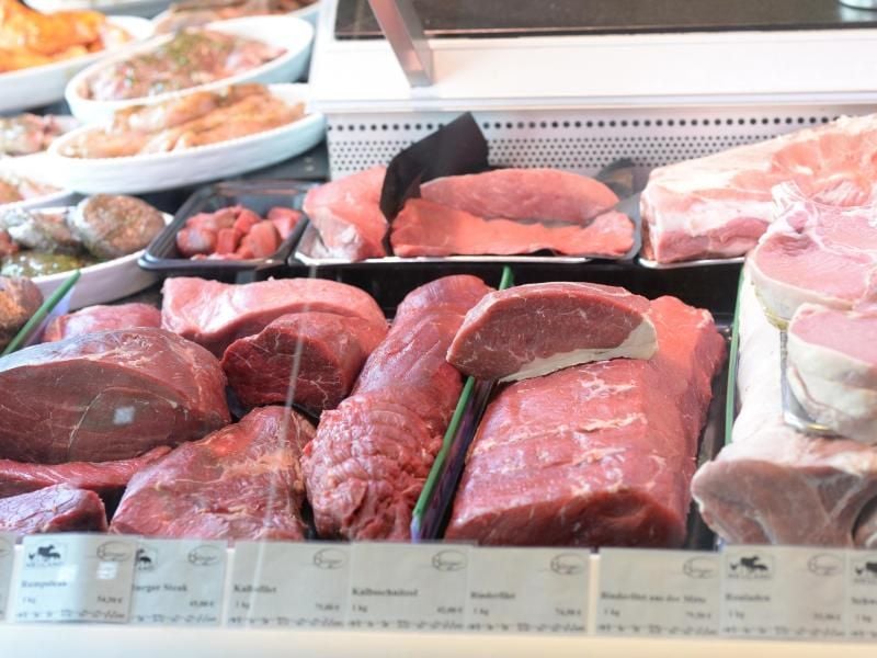 Die Produktion von einem Kilogramm Rindfleisch verursacht laut Umweltbundesamt zwischen 7 und 28 Kilogramm Treibhausgasemissionen - Obst oder Gemüse dagegen liegen bei weniger als einem Kilogramm. Foto: Maurizio Gambarini/Symbolbild
