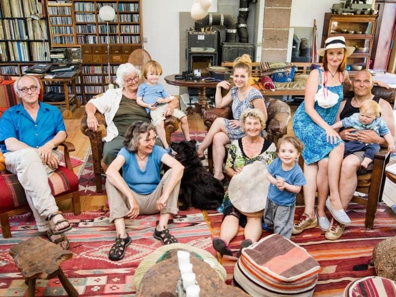 Mehrere Generationen haben sich zusammengetan und sind in die ehemalige Sprudelfabrik in Eyach eingezogen. Foto: Christoph Schmidt
