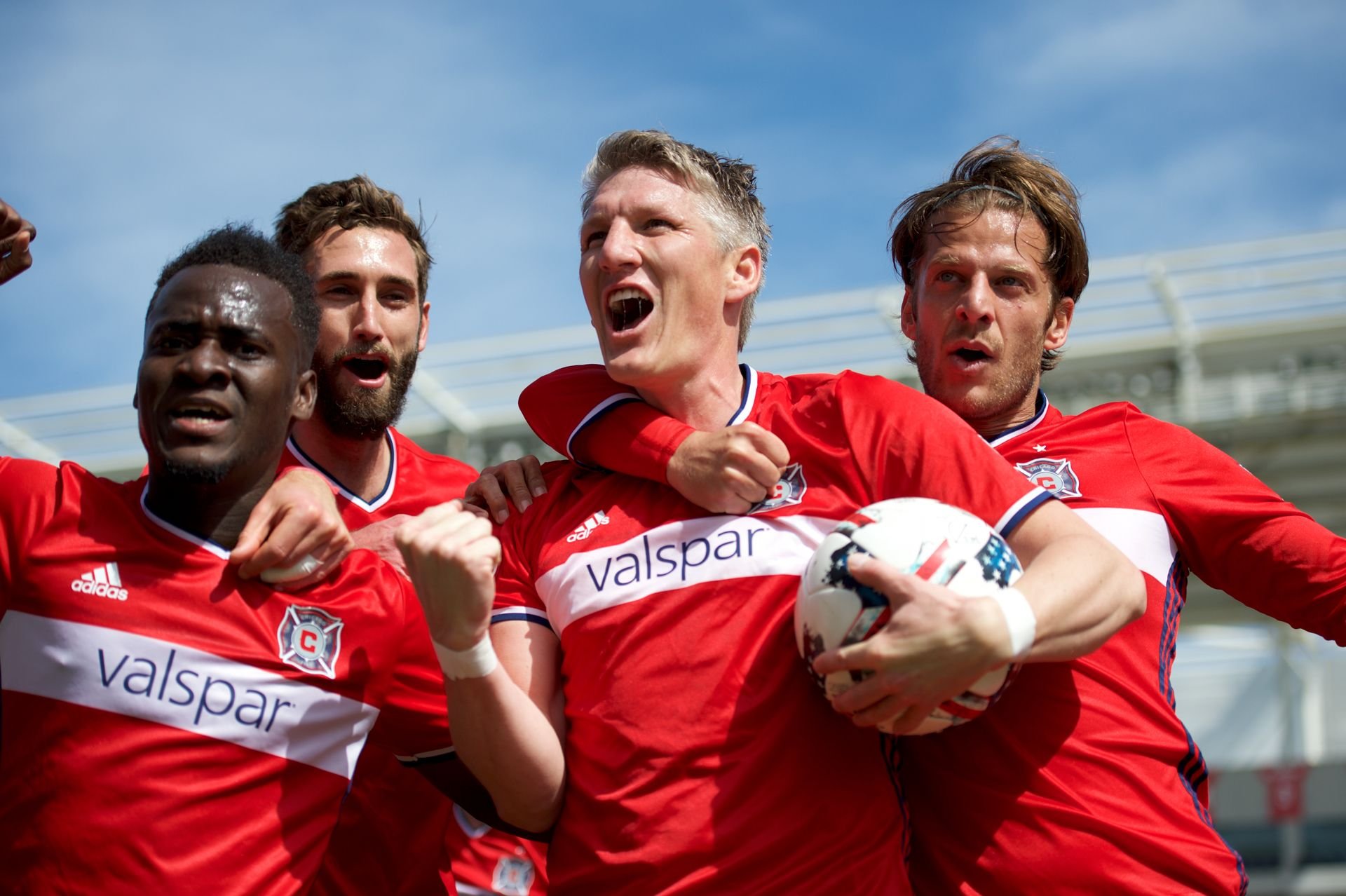 Bastian Schweinsteiger jubelt mit Mannschaftskameraden im Spiel gegen Montreal Impact.