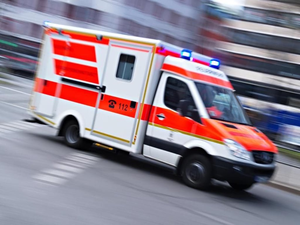 Der bei einem Unfall in Storkau verletzte Radfahrer wurde zunächst in einem Rettungswagen verarztet und dann ins Krankenhaus nach Stendal gebracht.