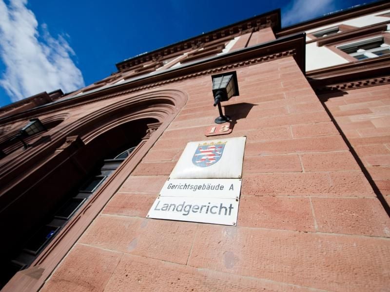 Ein Schild weist auf den Eingang des Gerichtsgebäudes A des Landgerichts in Darmstadt hin. Foto: Christoph Schmidt/Archiv