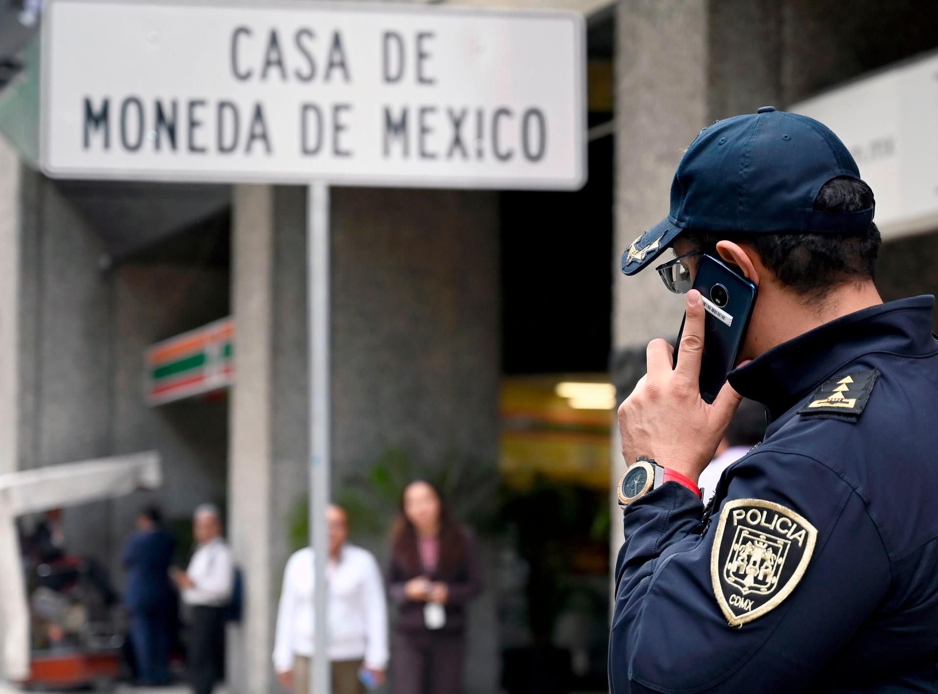 Ein Polizisde vor der ausgeraubten Filiale der Münzstätte Casa de Moneda in Mexiko.