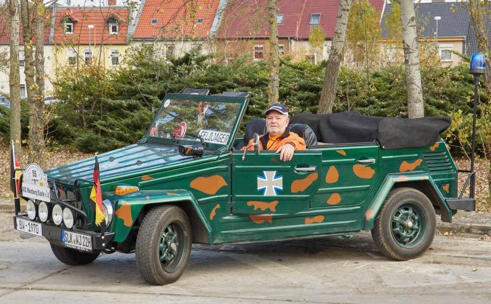 Wolfgang Judenhahn aus Bernburg sitzt gern in seinem VW-Kübelwagen - auch wenn er nicht wirklich komfortabel ist.