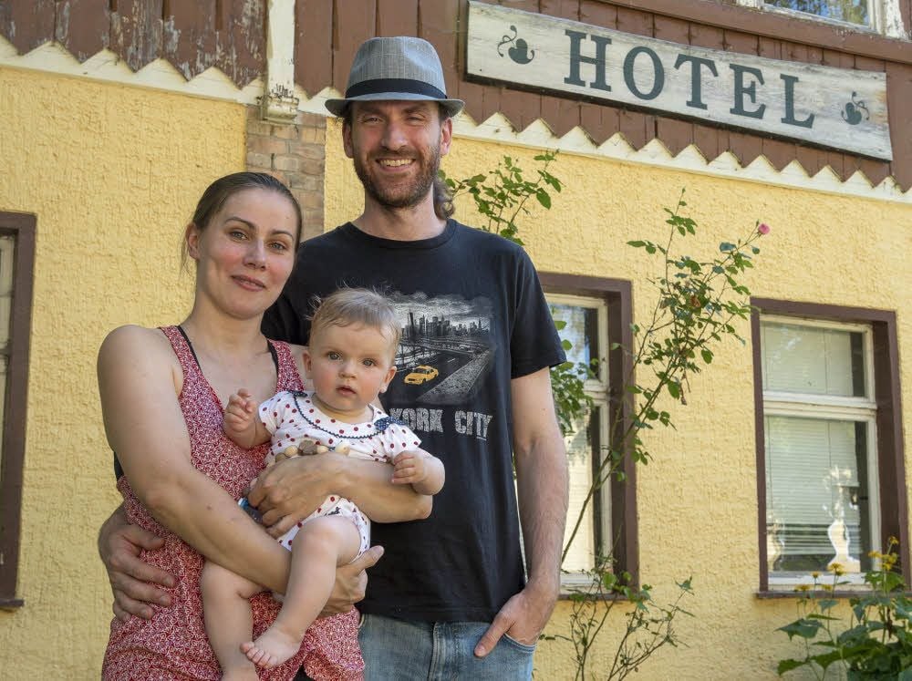 Sie wollen die Selkemühle wiederbeleben: Johanna Trebbe und Benny Briesemeister mit Töchterchen Thalia.