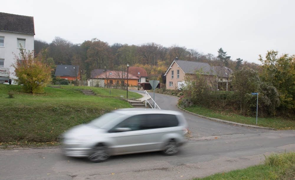 Die Kleinjenaer „Fuchslöcher“ sind mittlerweile als Wohngebiet beliebt. Der nötige Fußweg dorthin fehlt vom Dorf aus aber weiterhin.
