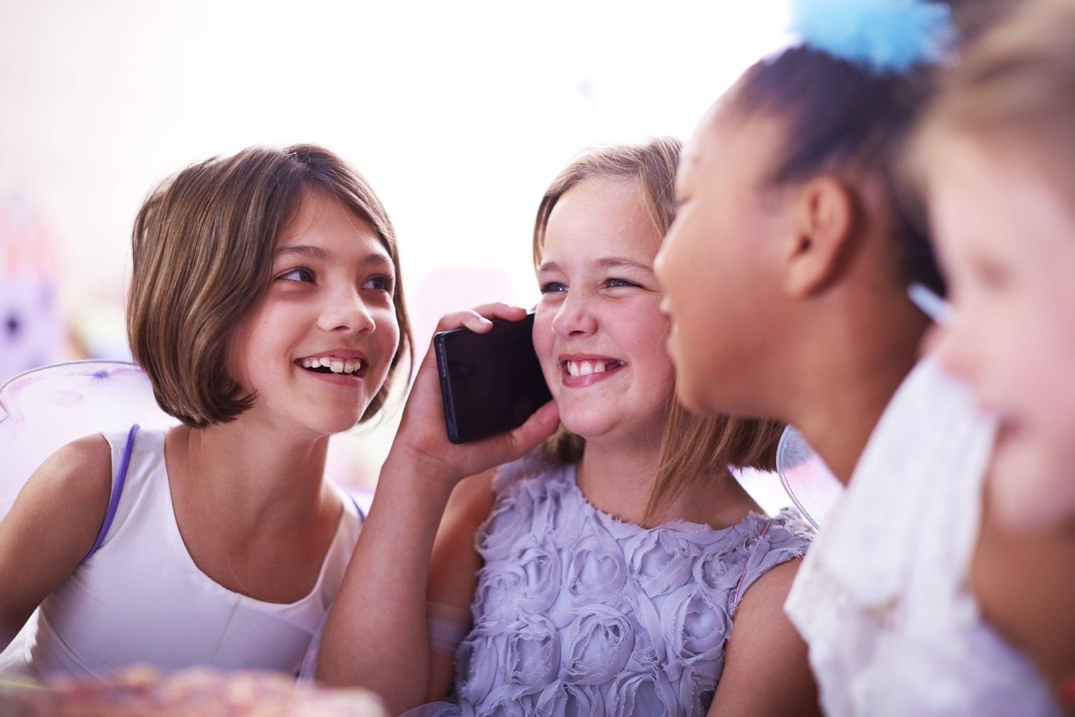 Wie die Großen! Natürlich wollen Grundschulkinder auch Handys. Aber brauchen sie wirklich eins?