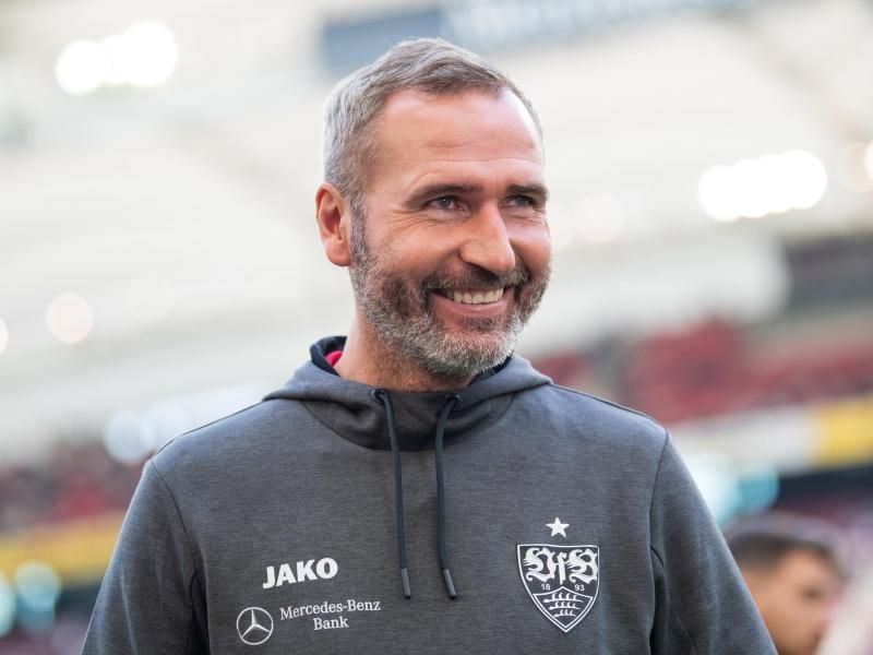 Trainer Tim Walter vom VfB Stuttgart vor dem Spiel im Stadion. Foto: Tom Weller/dpa