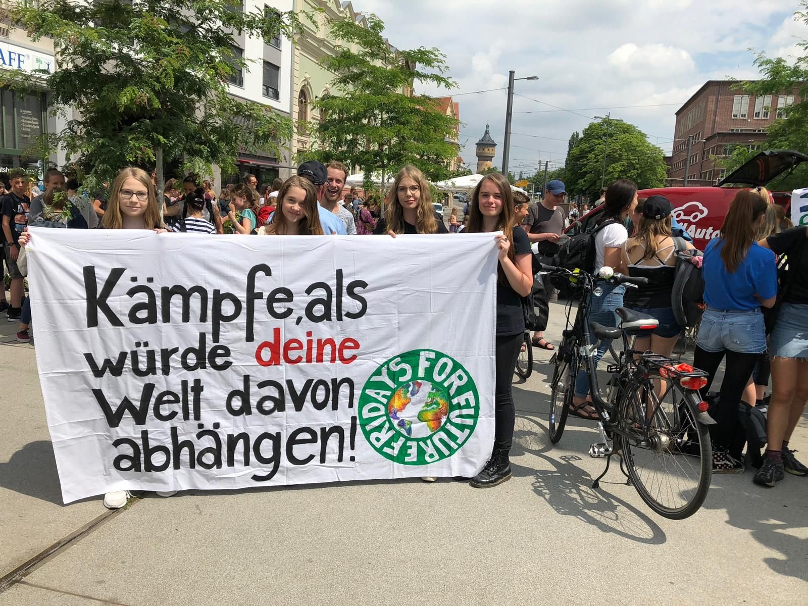 Friedlich und bunt demonstrieren Hallenser bei Friday for Future.