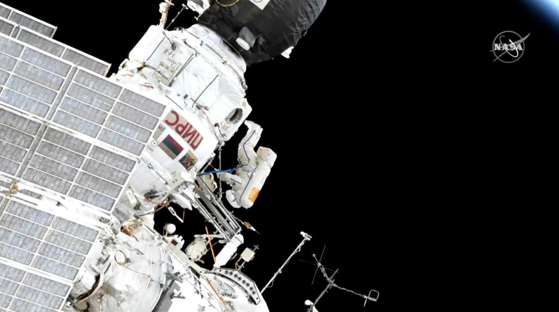 Ein Kosmonaut bei einem Außeneinsatz an der Internationalen Raumstation (ISS)