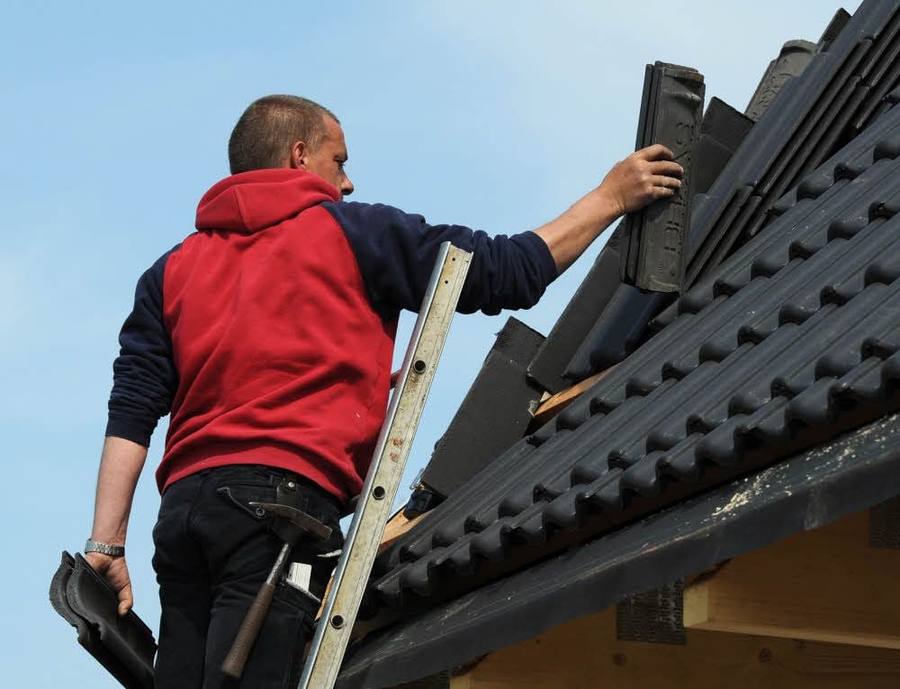 Der Orkan hat zahlreiche Schäden an Dächern hinterlassen. Reparaturen sollte man Handwerkern überlassen.