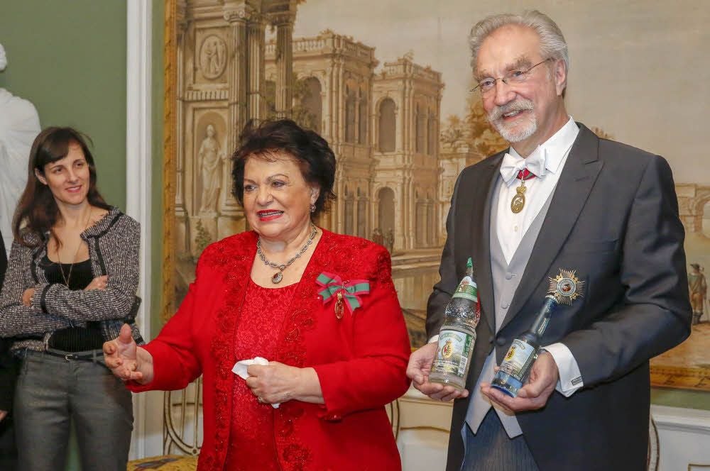 Prinzessin Theophana von Sachsen und Ordensschatzmeister Karl-Heinz Meyer stellen das neue Mineralwasser vor.