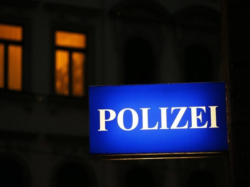 Ein Schild "Polizei" ist zu sehen. Foto: Jan Woitas/Archiv