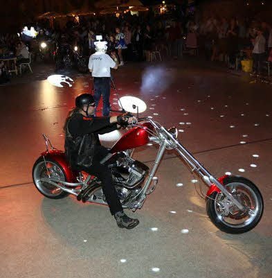 Biker aus Stolzenhain rollten auf ihren imposanten Maschinen in die Mehrzweckhalle ein.