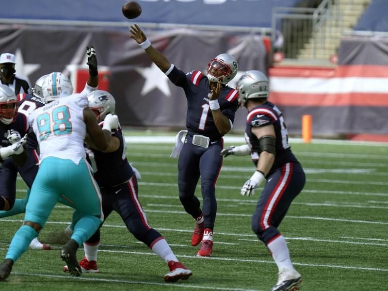 Cam Newton (2.v.r) führte die Patriots mit zwei selbst erlaufenen Touchdowns zum Sieg. Foto: Steven Senne/AP/dpa
