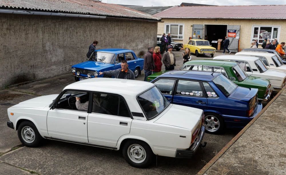 Mehrere Oldtimer-Fans haben ihre Wagen am DDR-Museum aufgereiht.