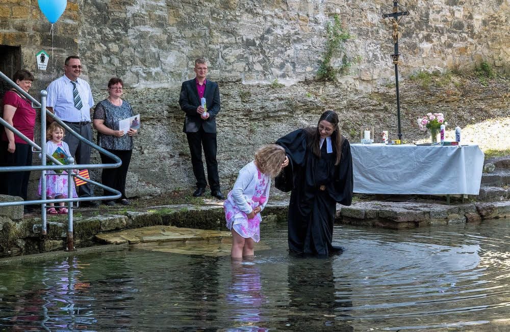 Joelina (9) ließ sich von Pfarrerin Tatjana Eggert in der Müchelner Geiselquelle ebenso taufen wie ihre dreijährige Schwester Paulina.