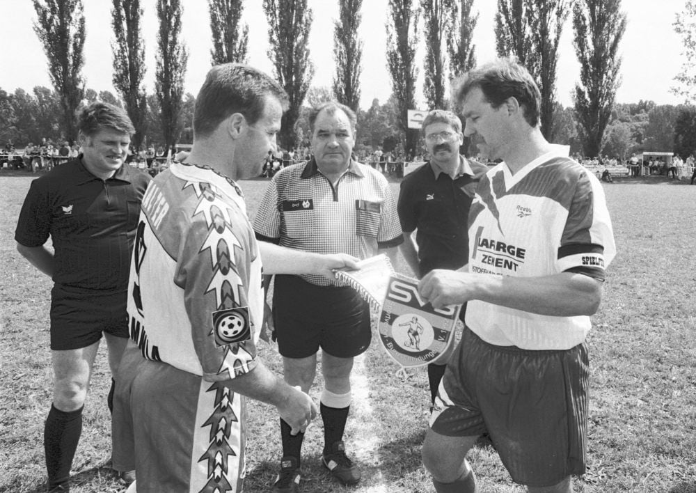 Kapitäne beim Wimpeltausch: Fritz Walter (l./Bielefeld) und für die Gastgeber der leider viel zu früh verstorbene Dieter Perner.