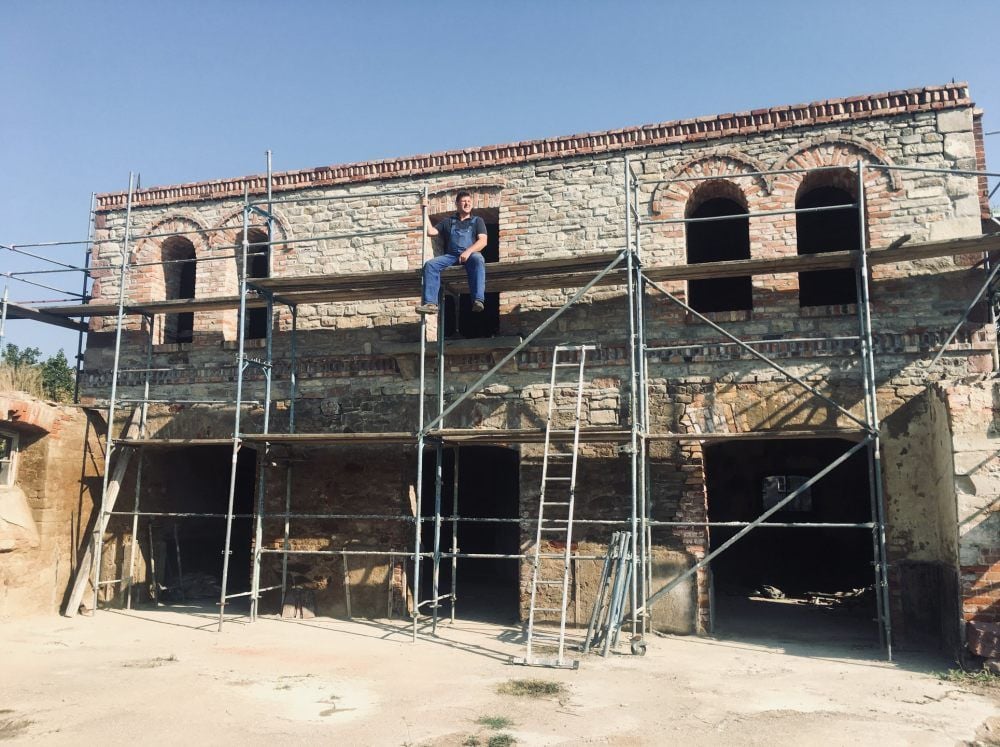 Christian Wage auf dem Gerüst am „Chateau de Fallada“ im Rittergut Wörbzig.
