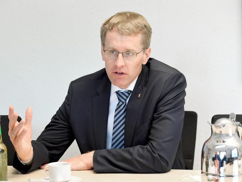 Daniel Günther (CDU), Ministerpräsident von Schleswig-Holstein, sitzt im Landeshaus von Kiel. Foto: Carsten Rehder/dpa/Archivbild