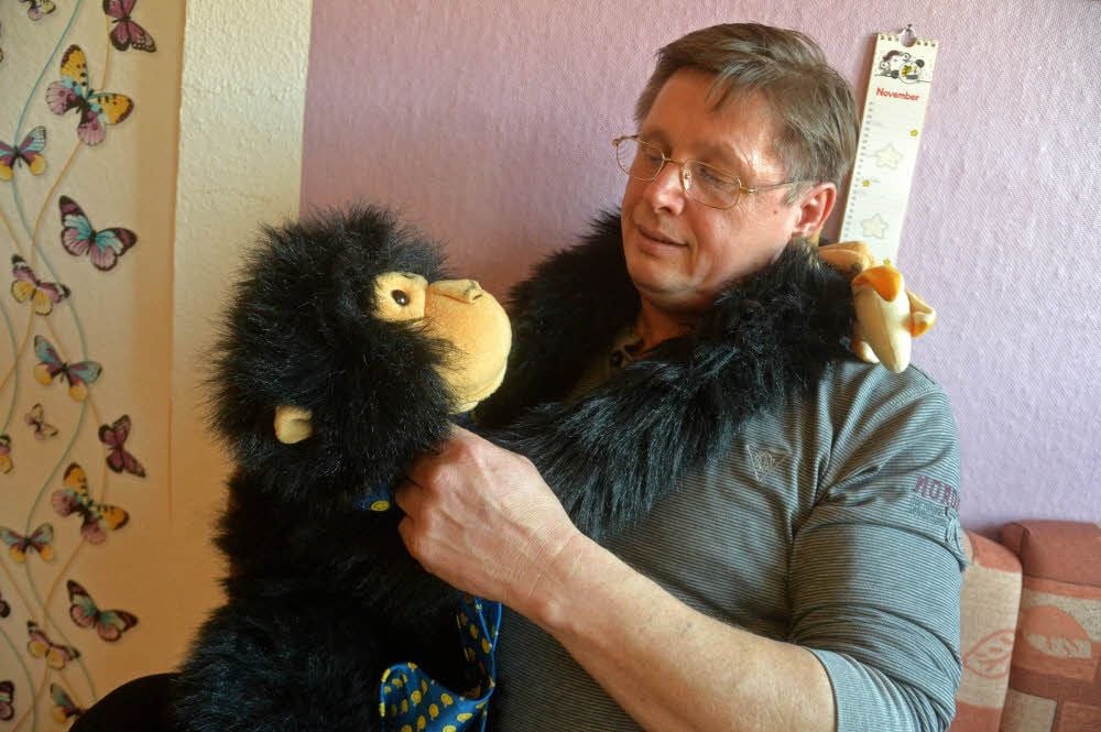 Günther Ziegler nennt sich in Anlehnung an den Schauspieler Franz Muxenender „Komiker Mux“ und tritt als Bauchredner mit seinem Affen Chico auf.