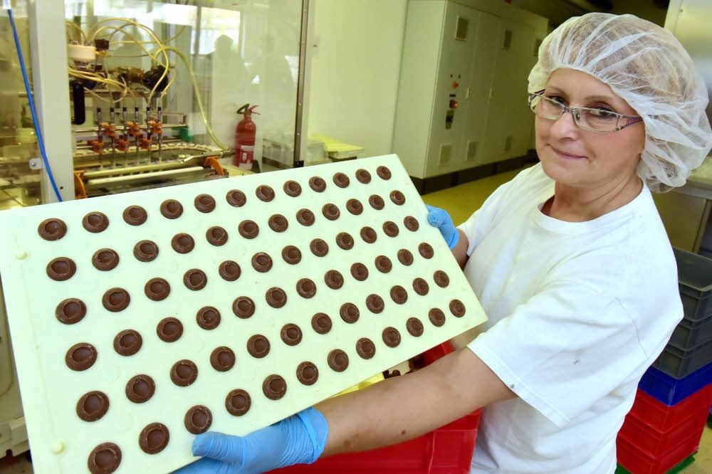 Die Weihnachtsproduktion läuft bei Argenta auf Hochtouren. Hier ist Anlagenfahrerin Margit Hottenrott bei der Glöckchenproduktion.