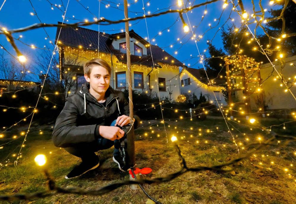 Der 15-Jährige muss die Kabel nicht beschriften. Er weiß von jedem einzelnen, wo es hinführt.
