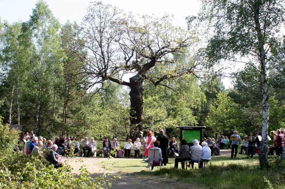 Rund 90 Teilnehmer zählte am Donnerstagvormittag die Andacht unter der Heimateiche in der Glücksburger Heide unweit von Mügeln.