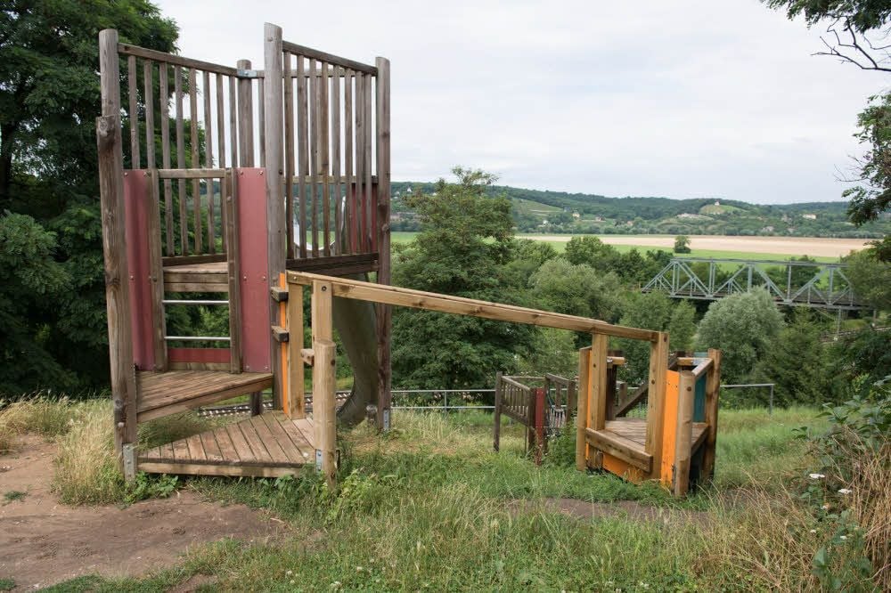 Von der Spiel- und Kletterkombination des Spielplatzes am Naumburger Auenblick ist die Tau-Brücke fachmannisch abgeschraubt und gestohlen worden. Der Schaden beläuft sich auf rund 3 000 Euro.