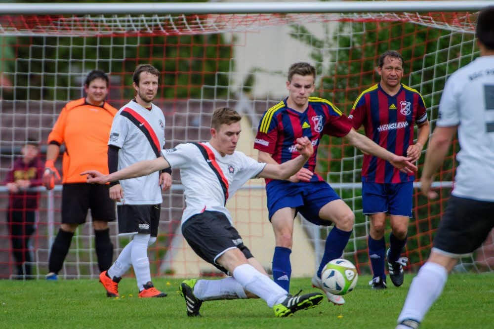 Erik Ulrich von der Spielgemeinschaft Balgstädter SV/BSC Laucha II schießt vor Philipp Hermann (Herrengosserstedt II). Diese Kreisliga-Partie endet 1:1.