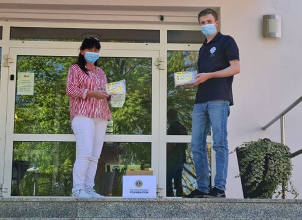 Björn Pazak (re.) vom Leo Club Hettstedt übergibt die Masken an Ellen Krieg vom Seniorenpflegezentrum Humanitas