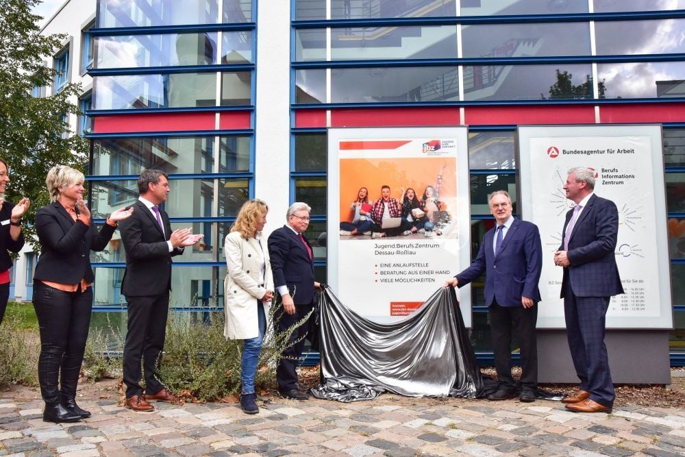 Minsterpräsident Reiner Haseloff und Oberbürgermeister Peter Kuras enthüllen die Eingangsstele für das Jugendberufszentrum am Seminarplatz.