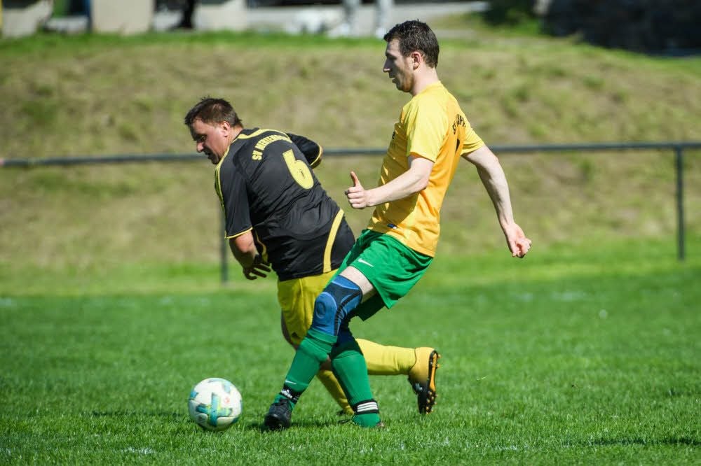 Der Mertendorfer Marcus Maibaum (l.), der zum 1:1 per Strafstoß ausglich, mit Gästespieler Maximilian Gorn.