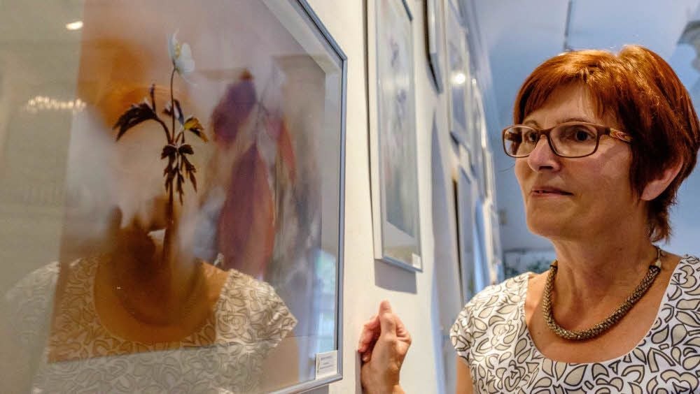 Gabriele Werthschitzky an einem ihrer Bilder. Sie bevorzugt die künstlerische Umsetzung des Motivs.