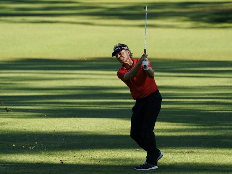 Schaffte als ältester Spieler der Masters-Geschichte den Cut: Golf-Senior Bernhard Langer. Foto: David J. Phillip/AP/dpa