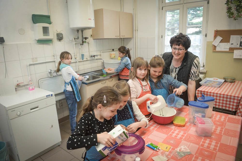 Noch können die Hortkinder Mathilda, Hanna, Julie und Mia-Lena (vorn v.l.) sowie Ruby und Hanna (hinten v.l.) hier backen - bald sind hier Toiletten.