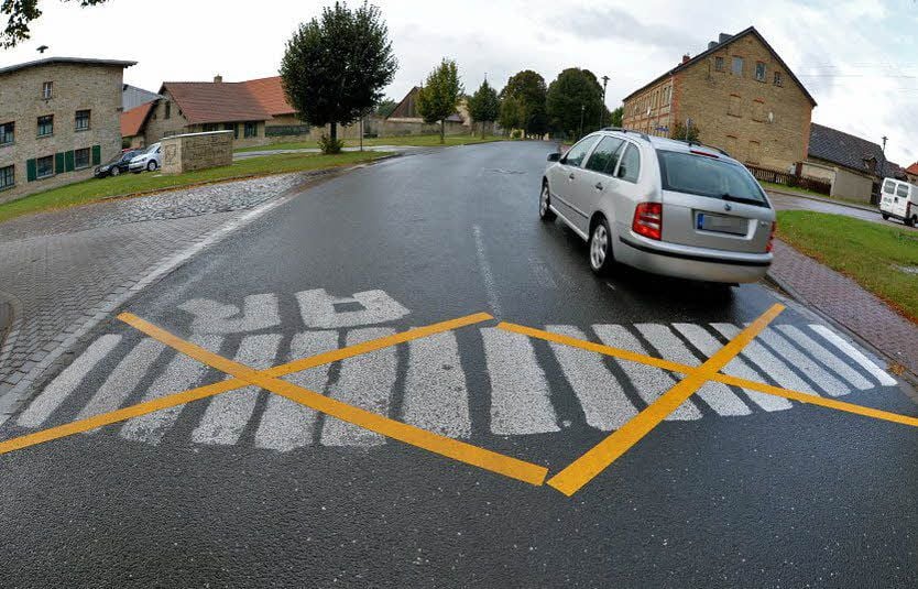 Mit gelben Aufklebern wurde der illegale Überweg in Winningen unkenntlich gemacht.
