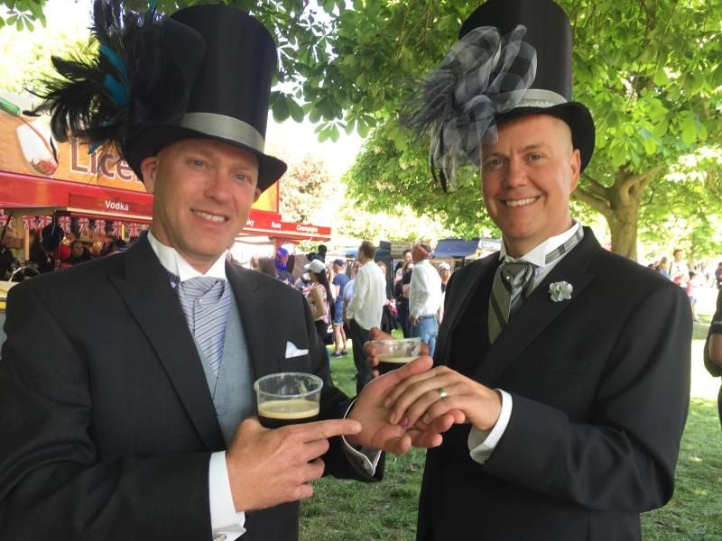 Die beiden Royal-Fans C.J. (l) und Jimmy-Lee sind extra aus Dallas angereist, um die Hochzeit von Harry und Meghan mitzuerleben. Sie feiern damit auch ihre eigene Beziehung. Foto: Christoph Meyer