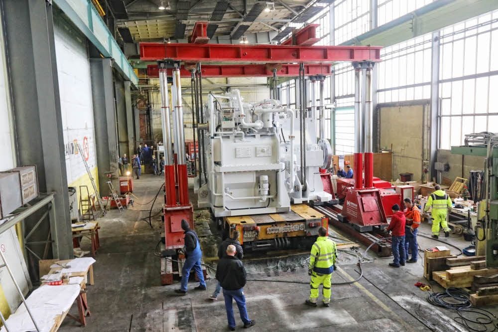 250 Tonnen wiegt das Getriebe, das seine Reise zum Hamburger Hafen antreten wird. Gebaut wurde es in der Getriebetechnik Dessau GmbH.