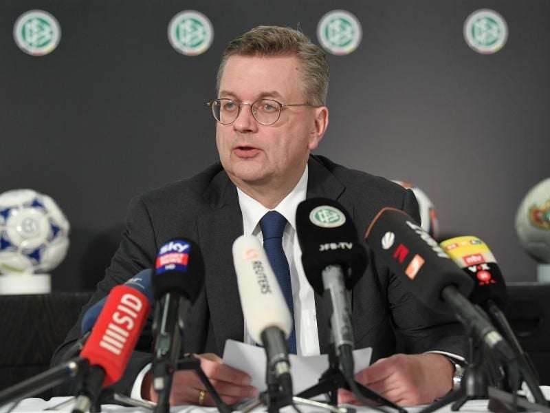 Reinhard Grindel will das Uhrengeschenk bei den Compliance-Abteilungen der internationalen Verbände selbst melden. Foto: Boris Roessler/dpa